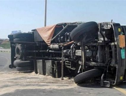 سقوط سيارة نقل محملة ب50 طن سكر من أعلى كوبري الهضبة بأسيوط