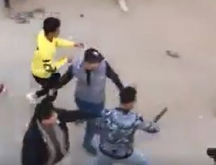 طلاب تتعدى بالسب والضرب على سائق دراجة نارية أمام أحد المدارس بالقليوبية