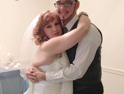 شاب  يبلغ من العمر 19عام وزجته 72عام 