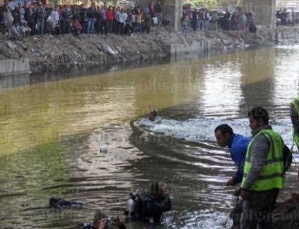 سقوط دراجة نارية وسائقها بترعة المريوطية.. اعرف التفاصيل