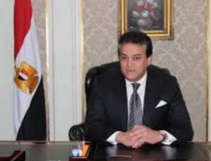 وزير التعليم العالي يجتمع بقيادات وزارة الصحة 