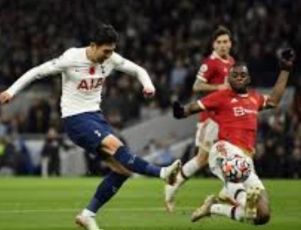 مانشيستر يونايتد يحقق فوز غالي على توتنهام 