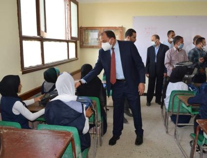 رئيس جامعة بني سويف يطلق مبادرة "كلنا ايد واحدة" لتوزيع 350 شنطة مدرسية على الطلاب ضمن "حياة كريمة"