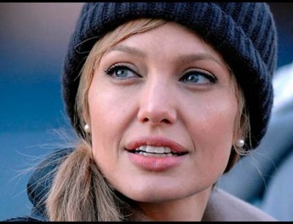 حواس: أرشح أنجيلينا جولى لتجسيد شخصية كليوباترا