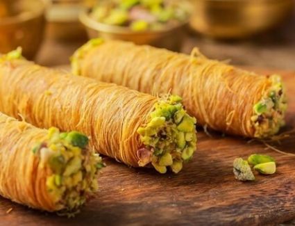 بخطوات بسيطة تعرفي على خطوات تحضير الكنافة الملفوفة بالموز