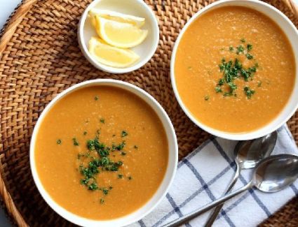 مع حلول فصل الشتاء تعرفي على فوائد شوربة العدس الدافئة