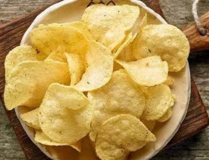 بخطوات سهلة تعرفي على طريقة تحضير البطاطس الشيبسي بالميكرويف