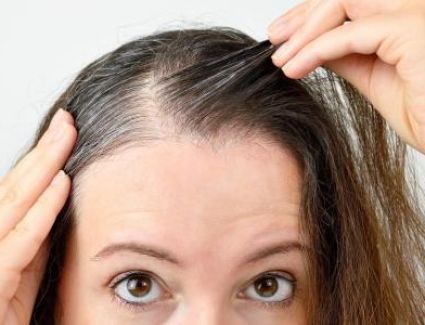 بدون صبغات تعرفي على طريقة التخلص من الشعر الأبيض