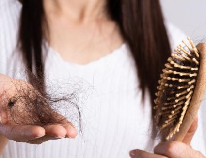 لك ثلاثة أعشاب لمكافحة تساقط الشعر.. تعرفي عليهم