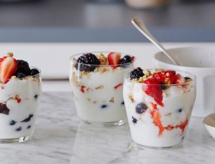 تعرفي على وصفة الزبادي بالفواكه والشوفان لفطور صحي