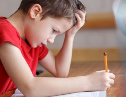 تعرفي على أعراض مرض "الديسلكسيا" أو صعوبة القراءة لدى الأطفال