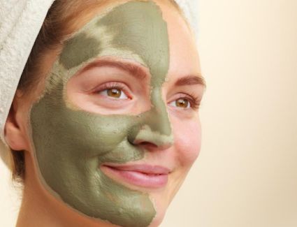 لبشرة خالية من الحبوب وأكثر نضارة، تعرفي على طريقة تحضير "قناع الطين الأخضر" بالمنزل...