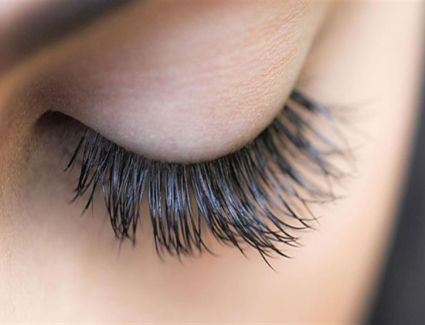 لك، أهم أربع وصفات طبيعية تعد بالمنزل لرموش طويلة وكثيفة