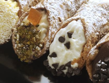 احتفالاً برأس السنة جددي سفرتك بحلوى الكانولي الإيطالية