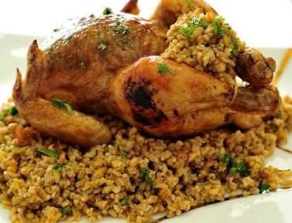 جددي سفرتك بطريقة تحضير الدجاج المحشي بالفريك والخضروات 