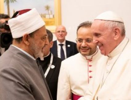 وصل الإمام الأكبر الدكتور أحمد الطيب شيخ الأزهر الشريف منذ قليل، لمقر انعقاد المؤتمر العالمى للأخوة الإنسانية بأبو ظبى