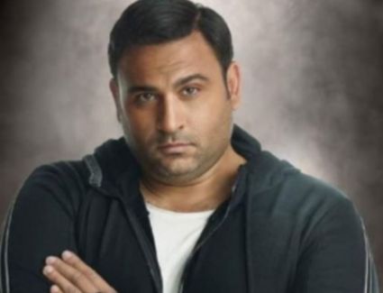 أكرم حسني في رمضان القادم بـ " مكتوب عليا"