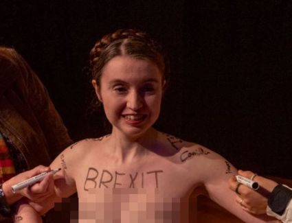 تعرت الدكتورة فيكتوريا باتمان، أستاذ الاقتصاد بجامعة كامبردج، خلال إلقائها محاضرة  لطلابها،