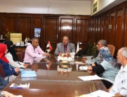 سكرتير عام قنا يناقش خطة تنمية وتطوير الموارد المحلية بالمحافظة