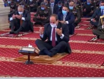 الرئيس السيسى يؤدى صلاة الجمعة فى مسجد المشير