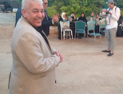 مع باقة ورد معطرة بأريج النرجس واليأسمين نقدمها للخطيبين 