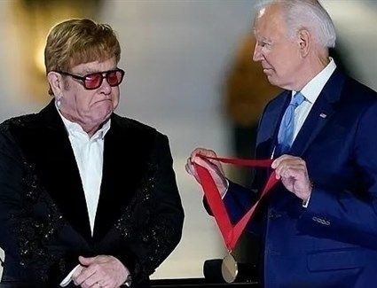 أحيا المغني البريطاني إلتون جون أمس الجمعة حفلة موسيقية في البيت الأبيض عقب دعوة تلقاها من الرئيس الأمريكي جو بايدن