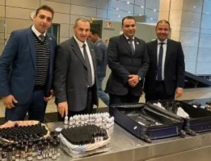 جمارك مطار القاهرة تضبط محاولة تهريب كمية من زيوت الشيش الإلكترونية..