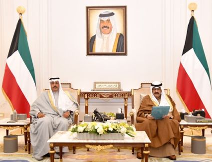 ولي العهد يستقبل رئيس الوزراء حيث رفع إلى سموه كتاب استقالة الحكومة