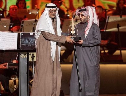 آل الشيخ يكرم عائلة الراحل طلال مداح في "ليلة صوت الأرض" (صور)