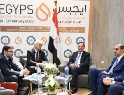 الملا يبحث مشروعات توفير الرخص التكنولوجية للمشروعات والتحول الطاقى