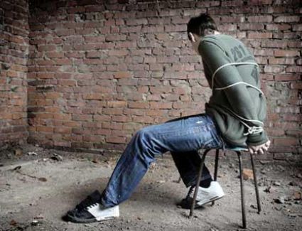 القبض على المتهمين باستدراج شخص وإكراهه على توقيع إيصالات أمانة