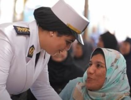 الداخلية توزع مساعدات على البسطاء بمبادرة معك فى كل مكان.