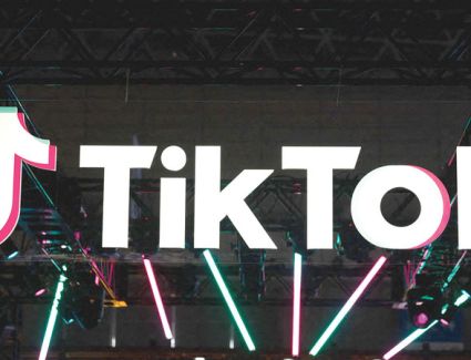 تقرير: المزيد يعزف عن وسائل إعلام تقليدية ويتجه إلى «تيك توك»