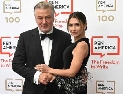 بملعقة معدنية وصورة رومانسية.. أليك بالدوين يحتفل بذكرى زواجه من هيلاريا بالدوين