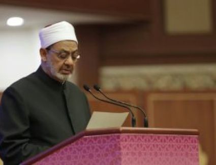 فضيلة الإمام الأكبر: لعل الذين دأبوا على إلصاق الإرهاب بالإسلام والمسلمين يتوقَّفون عن ترديد هذه الأكذوبة