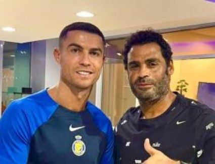التقط محمد عبد المنصف صورة تذكارية مع النجم العالمي كريستيانو رونالدو