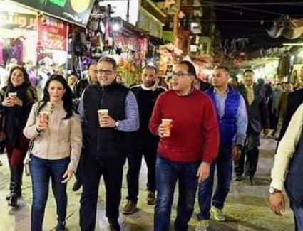 من اسوان عاصمة أفريقيا :رئيس الوزراء ووزيرى السياحة والآثار يتناولون عصير القصب