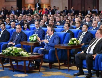 الرئيس يشاهد فيلما تسجيليا حول الاكتشافات البترولية والغاز الطبيعي بمؤتمر "حكاية وطن