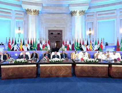 قمة "القاهرة للسلام" تخاطب ضمير العالم.. سياسيون يطالبون بوقف التصعيد وإنهاء العدوان على غزة