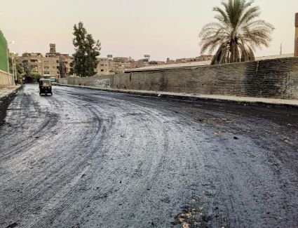 إستمرار أعمال الرصف ورفع كفاءة الطرق بمنطقة عزبة أبو العلا كساب شرق شبرا الخيمه