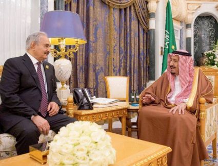 استقبل خادم الحرمين الشريفين الملك سلمان بن عبدالعزيز آل سعود في مكتبه بقصر اليمامة قائد الجيش الليبي المشير خليفة حفتر