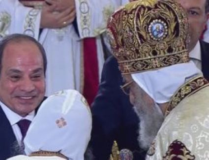البابا تواضروس يقدم هدية تذكارية للرئيس السيسى في احتفال عيد الميلاد المجيد