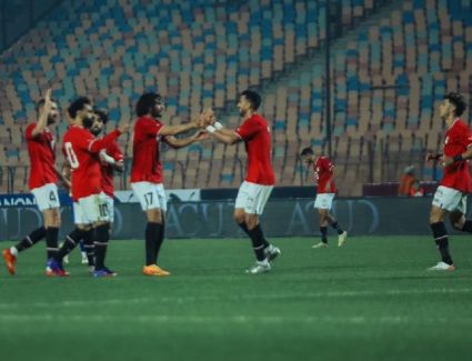 تجمع لاعبو منتخب مصر في أرضية إستاد القاهرة، بعد الفوز على تنزانيا بثنائية نظيفة وديًا.