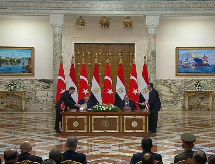 السيسي وأردوغان يوقعان الإعلان المشترك حول إعادة تشكيل مجلس التعاون الإستراتيجي رفيع المستوى بين البلدين