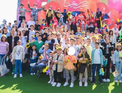 المتحدث الرئاسي ينشر صور مشاركة الرئيس السيسي لأسر وأبناء الشهداء الاحتفال بعيد الفطر المبارك