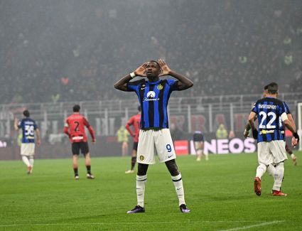 إنتر يتوج بلقب الدوري الإيطالي للمرة العشرين بعد الفوز على ميلان بديربي الغضب