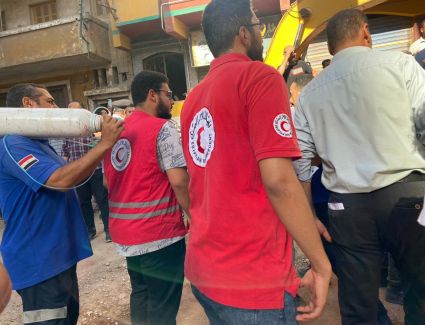 عقار ميت غمر المنهار.. «الهلال الأحمر» يشارك في البحث عن ناجين تحت الأنقاض | صور