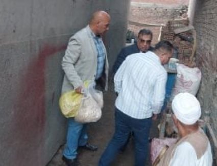 محافظ الدقهلية يأمر بمصادرة كميات من الخبز مع شخص أثناء جولة بأجا.