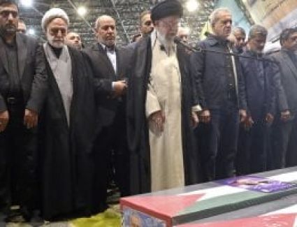 خامنئى يؤم صلاة الجنازة على هنية وانطلاق النعش وسط حشود جماهيرية