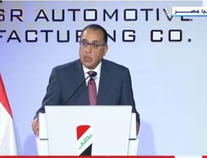 خلال جولة بمصنع النصر للسيارات.. مدبولي لـ العمال: حافظوا على مصنعكم والخير قادم لمصر